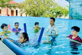 Dạy bơi cho trẻ để chủ động phòng đuối nước