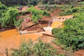 Cây cầu bắc qua suối Ia Chịa bị gãy gập đã 2 năm. Ảnh: T.D