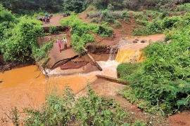 Cây cầu bắc qua suối Ia Chịa bị gãy gập đã 2 năm. Ảnh: T.D