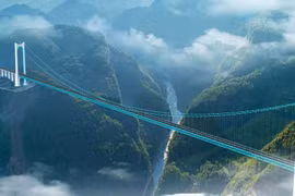 Cây cầu vượt hẻm núi Hoa Giang (Huajiang Grand Canyon) tại tỉnh Quý Châu, Tây Nam Trung Quốc. Ảnh: highestbridges.com