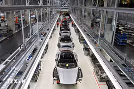 Xe điện Taycan được sản xuất tại nhà máy của hãng ôtô Porsche ở Stuttgart, Đức. (Ảnh: AFP/TTXVN)