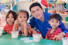 Anh Nguyễn Thành Trung và Câu lạc bộ Tương lai xanh với những hoạt động thiện nguyện cho trẻ em khó khăn. Ảnh: NVCC