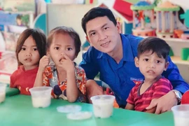 Anh Nguyễn Thành Trung và Câu lạc bộ Tương lai xanh với những hoạt động thiện nguyện cho trẻ em khó khăn. Ảnh: NVCC