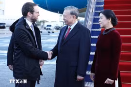 Lễ đón Tổng Bí thư Tô Lâm và Phu nhân tại Sân bay London Stansted. Ảnh: Thống Nhất/TTXVN