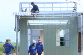 Hội thiện nguyện Từ Tâm dựng nhà cho một hộ nghèo ở xã Phú Thiện. Ảnh: Vũ Chi