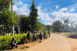 Sau buổi phát động, người dân làng làng Đăk Hlá-Tơ Drăh đã ra quân dọn dẹp vệ sinh tại các tuyến đường và khu vực công cộng. Ảnh: Nhật Hào