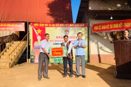 Chủ nhiệm Ủy ban Kiểm tra Tỉnh ủy Thái Thanh Bình dự Ngày hội Đại đoàn kết tại làng Vân