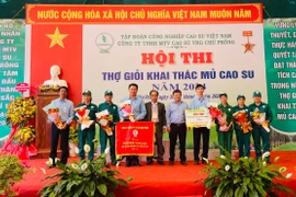 35 tuyển thủ Công ty Cao su Chư Prông tham gia hội thi thợ giỏi khai thác mủ cao su