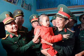 Đại tướng Phan Văn Giang về thăm, động viên người dân vùng lũ ở xã Tuy Phước Đông.