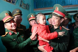 Đại tướng Phan Văn Giang về thăm, động viên người dân vùng lũ ở xã Tuy Phước Đông.