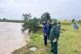 Ban Chỉ huy Phòng thủ khu vực 5 - Ayun Pa và chính quyền địa phương chỉ đạo công tác ứng cứu người dân bị cô lập do mưa lũ.