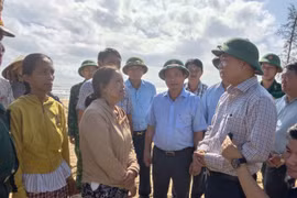 Bí thư Tỉnh ủy Thái Đại Ngọc thăm hỏi đời sống, chia sẻ khó khăn với người dân bị thiệt hại do bão số 13 gây ra tại xã Đề Gi.