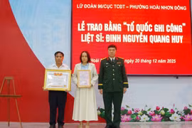 Trao Bằng Tổ quốc ghi công liệt sĩ Đinh Nguyễn Quang Huy.