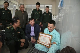 Thiếu tá Thinh nhận bằng khen của Tư lệnh BĐBP vì có thành tích xuất sắc trong đợt mưa lũ vừa qua, góp phần bảo vệ tính mạng, tài sản nhân dân.