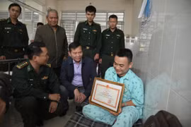 Thiếu tá Thinh nhận bằng khen của Tư lệnh BĐBP vì có thành tích xuất sắc trong đợt mưa lũ vừa qua, góp phần bảo vệ tính mạng, tài sản nhân dân.