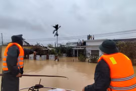 Ban Chỉ huy Phòng thủ khu vực 1-Hoài Nhơn Nam tiếp tế lương thực cho người dân vùng cô lập.