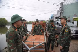 Phó Tư lệnh Quân khu 5 Trần Thanh Hải kiểm tra tiến độ xây nhà cho người dân vùng bão lũ Gia Lai 