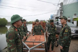 Phó Tư lệnh Quân khu 5 Trần Thanh Hải kiểm tra tiến độ xây nhà cho người dân vùng bão lũ Gia Lai 