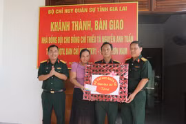 Lãnh đạo Bộ CHQS tỉnh tặng quà cho gia đình Thiếu tá Nguyễn Anh Tuấn
