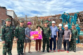 Thiếu tướng Lương Đình Chung (Chính ủy Quân khu 5) thăm, tặng quà các gia đình bị thiệt hại do bão số 13 và động viên lực lượng khắc phục hậu quả bão trong ngày 7.11.