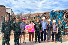 Thiếu tướng Lương Đình Chung (Chính ủy Quân khu 5) thăm, tặng quà các gia đình bị thiệt hại do bão số 13 và động viên lực lượng khắc phục hậu quả bão trong ngày 7.11.