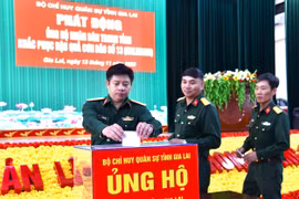 Cán bộ, nhân viên trong LLVT tỉnh quyên góp ủng hộ nhân dân bị thiệt hại do bão số 13.