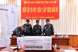 Lãnh đạo Bộ CHQS tỉnh thực hành xử lý tình huống trên bản đồ.