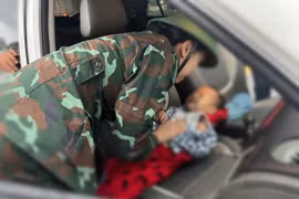 Bác sĩ Trang thực hiện sơ cứu ban đầu cho bé trai bị ngạt nước.