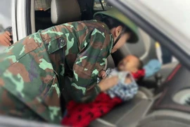 Bác sĩ Trang thực hiện sơ cứu ban đầu cho bé trai bị ngạt nước.