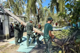 bộ đội ra quân khắc phục hậu quả bão số 13.