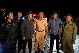 Phó Thủ tướng Trần Hồng Hà (thứ 3 từ trái qua) và Bí thư Tỉnh ủy Thái Đại Ngọc (bìa phải) kiểm tra thiệt hại do bão số 13 gây ra.