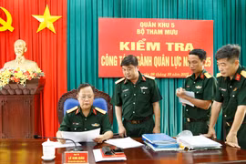 Đại tá Lê Kim Giàu - Trưởng đoàn kiểm tra của Quân khu 5 kiểm tra tại Bộ CHQS tỉnh Gia Lai 