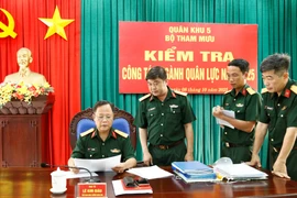 Đại tá Lê Kim Giàu - Trưởng đoàn kiểm tra của Quân khu 5 kiểm tra tại Bộ CHQS tỉnh Gia Lai 