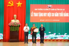 Chỉ huy trưởng Bộ CHQS tỉnh Gia Lai Nguyễn Thế Vinh nhận Huy hiệu 30 năm tuổi Đảng