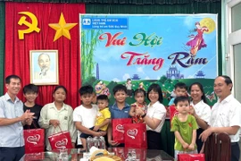 Phó Chủ tịch UBND tỉnh Nguyễn Thị Thanh Lịch tặng quà cho trẻ em tại Làng Trẻ em SOS Quy Nhơn.