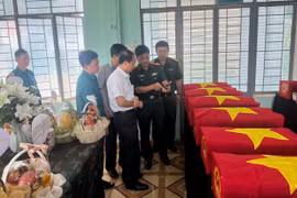 Các hài cốt liệt sĩ tạm thời đưa về tại Ban CHQS xã Ia Boòng.