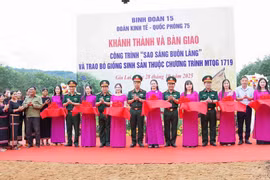 Đoàn Kinh tế - Quốc phòng 75 cắt băng khánh thành và bàn giao công trình "Sao sáng buôn làng".