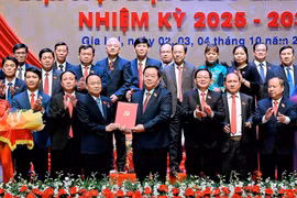 Ủy viên Bộ Chính trị, Trưởng Ban Tuyên giáo và Dân vận Trung ương Nguyễn Trọng Nghĩa trao quyết định cho tân Bí thư Tỉnh ủy Gia Lai Thái Đại Ngọc.