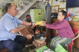 Phó Bí thư Thường trực Tỉnh ủy Rah Lan Chung thăm, tặng quà các địa phương bị thiệt hại do bão lũ