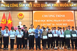 Trao 263 suất học bổng khuyến học Phạm Văn Trình cho học sinh nghèo vượt khó.