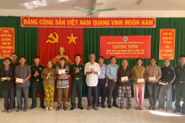 Bộ đội Biên phòng tỉnh trao hỗ trợ cho các gia đình thiệt hại do bão số 13 tại xã Đề Gi và An Lương.