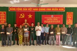 Bộ đội Biên phòng tỉnh trao hỗ trợ cho các gia đình thiệt hại do bão số 13 tại xã Đề Gi và An Lương.