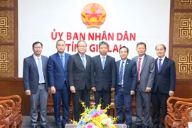 Phó Chủ tịch UBND tỉnh Nguyễn Hữu Quế tiếp xã giao Tổng Lãnh sự Lào tại Đà Nẵng.