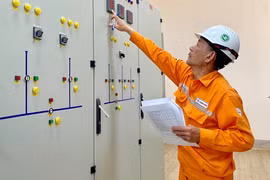 Các chủ đầu tư công trình năng lượng triển khai công tác đảm bảo an toàn cung cấp điện trong mùa mưa bão. Ảnh: Vũ Thảo