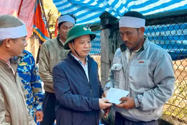 Phó Chủ tịch Thường trực UBND tỉnh Nguyễn Tuấn Thanh thăm, tặng quà cho người dân làng chài Hải Minh