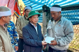 Phó Chủ tịch Thường trực UBND tỉnh Nguyễn Tuấn Thanh thăm, tặng quà cho người dân làng chài Hải Minh