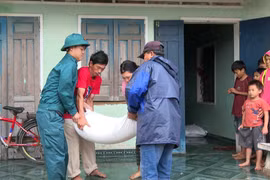 Khẩn trương đưa gạo của Chính phủ cứu trợ người dân vùng lũ tỉnh Gia Lai