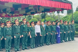 Các đại biểu dự Hội thảo khoa học kỷ niệm 60 năm Chiến thắng Plei Me dâng hoa, dâng hương tại Nghĩa trang Liệt sĩ tỉnh