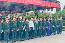 Các đại biểu dự Hội thảo khoa học kỷ niệm 60 năm Chiến thắng Plei Me dâng hoa, dâng hương tại Nghĩa trang Liệt sĩ tỉnh