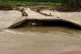 Tuyến đường tạm vừa được chính quyền xã Sró khắc phục tạm lại bị nước lũ cuốn trôi.